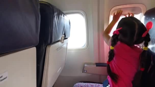 Uma Menina Sentada Num Avião — Vídeo de Stock