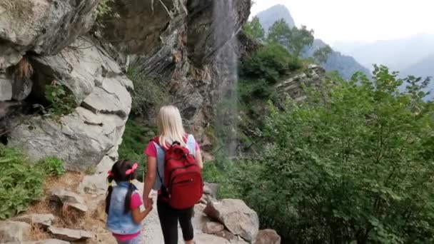 Uma Pessoa Frente Uma Montanha Matterhorn Suíça Alpes — Vídeo de Stock