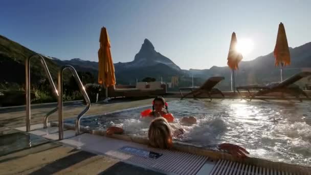 Une Fille Dans Une Piscine Eau — Video