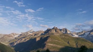 Matterhorn Dağı 'nın çok güzel doğası, İsviçre Alpleri Zermatt' tan hareket ediyor.