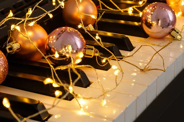 Piano Com Luzes Natal Árvore — Fotografia de Stock