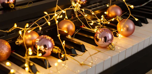 Festive Atmosphere Playing Piano — Stock Photo, Image