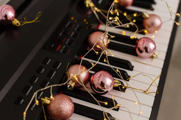 Uma Atmosfera Festiva Tocando Piano — Fotografia de Stock