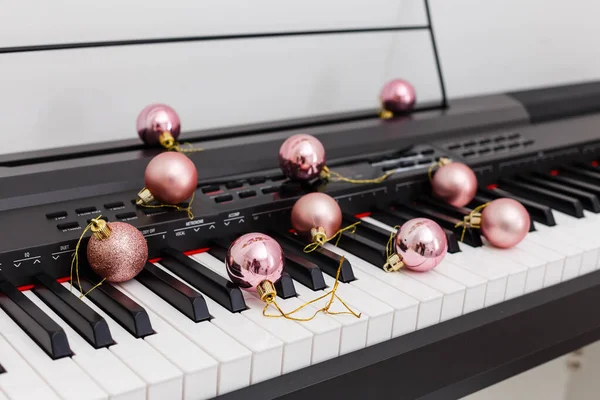 Teclado Piano Com Decoração Natal Close — Fotografia de Stock