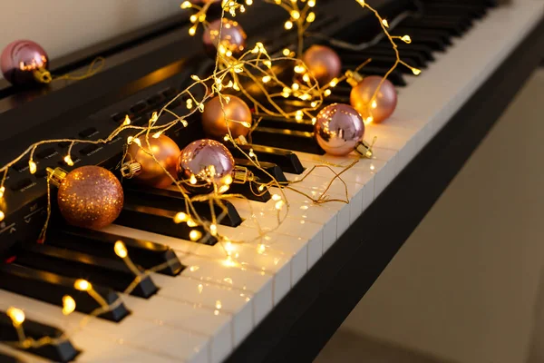 Piano Com Luzes Natal Árvore — Fotografia de Stock