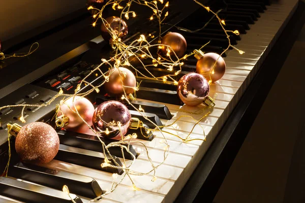 Piano Com Luzes Natal Árvore — Fotografia de Stock