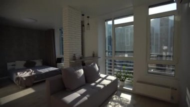 Ev içi yürüyüş deposu dönüşümü boş uzay modern apartmanı.