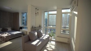 Ev içi yürüyüş deposu dönüşümü boş uzay modern apartmanı.