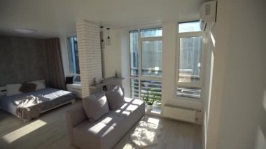 Ev içi yürüyüş deposu dönüşümü boş uzay modern apartmanı.
