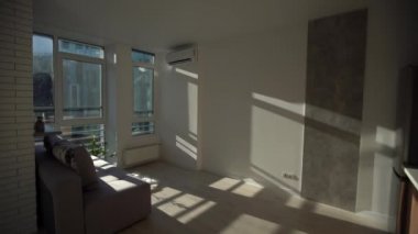Ev içi yürüyüş deposu dönüşümü boş uzay modern apartmanı.