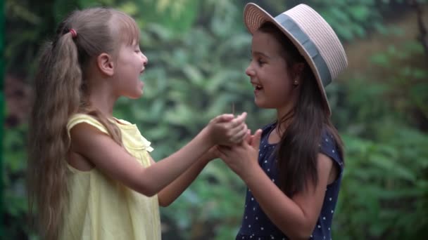 Cerrar Chica Joven Sonriendo Mirando Mariposa Monarca Dedo — Vídeo de stock