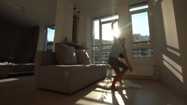 Lekfull Ung Flicka Som Springer Genom Huset — Stockvideo