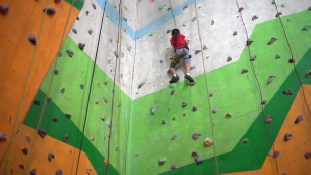 Una Niña Trepa Por Pared Gimnasio Cantos Rodados — Vídeo de stock