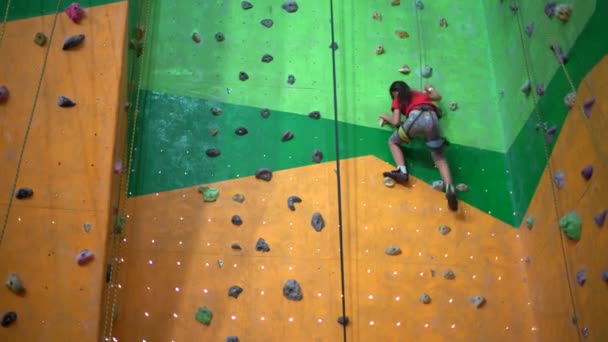 Una Niña Trepa Por Pared Gimnasio Cantos Rodados — Vídeo de stock