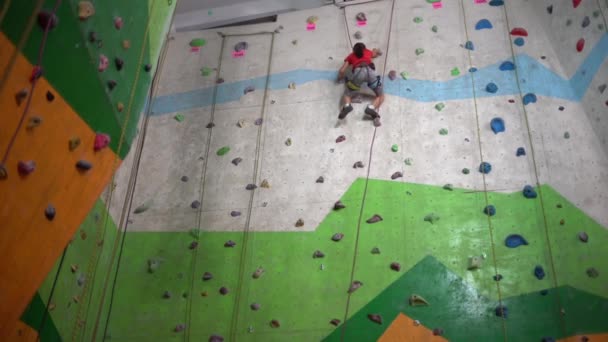 Ein Kleines Mädchen Klettert Einer Boulderhalle Die Wand Hinauf — Stockvideo