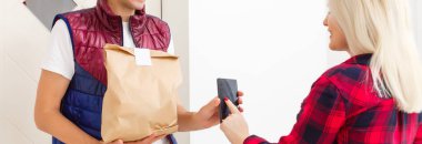 Bir dairede erkek yemeği servisi.