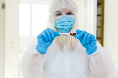 Koruyucu kıyafet giymiş Çinli bir kadın. Gaz maskesi birçok enfeksiyon ve alerjiye karşı bir koruma olarak kullanılır. Sağlık çalışanı.