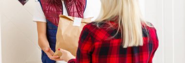 Şoför elinde kese kâğıdıyla marketten sipariş veriyor.