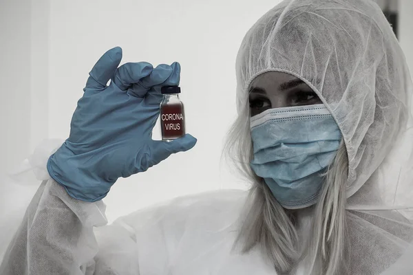 Tehlikeli Madde Koruma Giysisi Içindeki Araştırmacı Kimya Laboratuarındaki Bir Deney — Stok fotoğraf