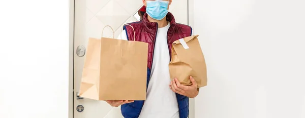 Matleverans Man Bär Medicinsk Mask Begreppet Koronavirus — Stockfoto