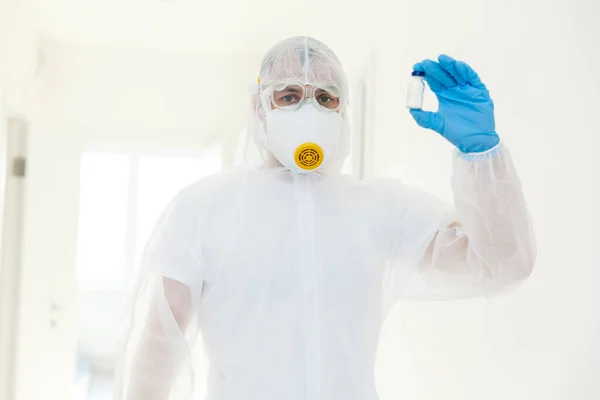 Чоловіки Вчені Носять Захисний Одяг Білому Тлі — стокове фото