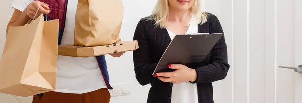 Entrega Hombre Sosteniendo Bolsa Papel Con Comida Sobre Fondo Blanco —  Fotos de Stock