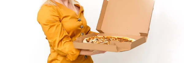 Schöne Blonde Frau Isst Stück Pizza — Stockfoto
