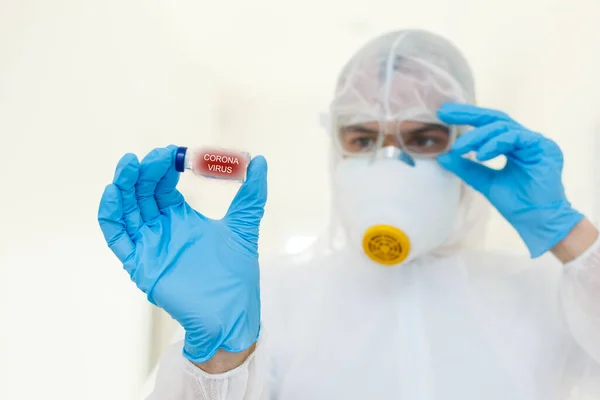 Karar Veriyorum Elinde Antivirüs Aşısı Olan Cam Paketi Tutan Erkek — Stok fotoğraf