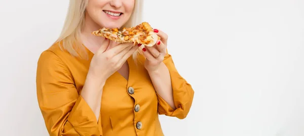 Glückliche Junge Frau Isst Ein Stück Heiße Pizza Isoliert Auf — Stockfoto