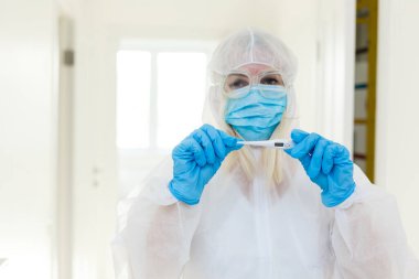 Koruyucu kıyafet giymiş Çinli bir kadın. Gaz maskesi birçok enfeksiyon ve alerjiye karşı bir koruma olarak kullanılır. Sağlık çalışanı.