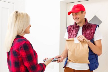 Şoför elinde kese kâğıdıyla marketten sipariş veriyor.