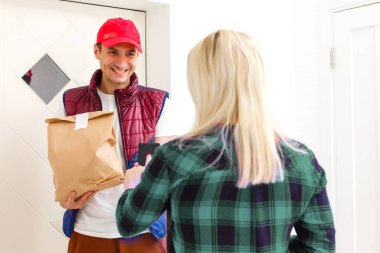 Şoför elinde kese kâğıdıyla marketten sipariş veriyor.