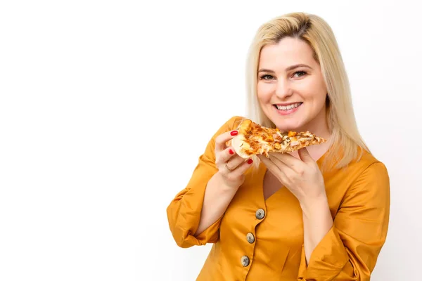 Vacker Blond Kvinna Äter Bit Pizza — Stockfoto