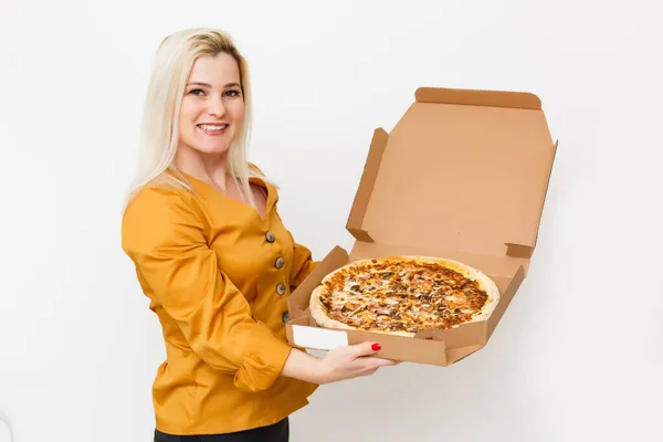 Mulher Casual Muito Jovem Com Pizza Saborosa Caixa Papel Entrega — Fotografia de Stock