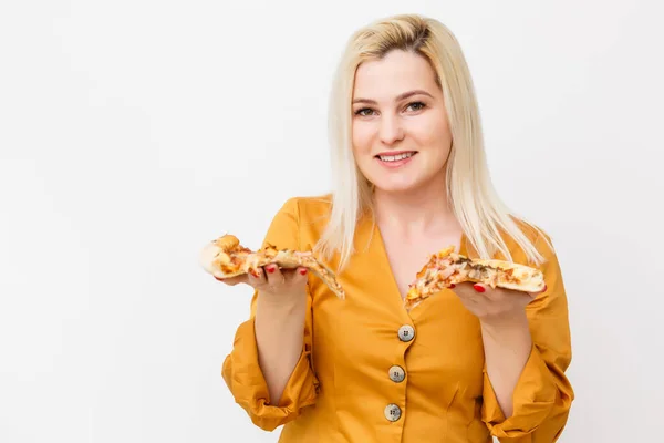 Hermosa Mujer Rubia Comiendo Pedazo Pizza — Foto de Stock