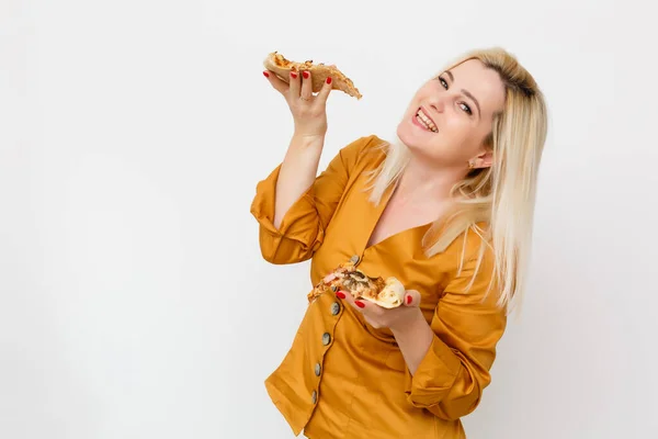 Bela Mulher Loira Comendo Pedaço Pizza — Fotografia de Stock