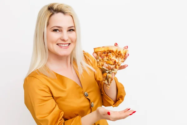 Šťastná Mladá Žena Jíst Plátek Horké Pizzy Izolované Bílém — Stock fotografie