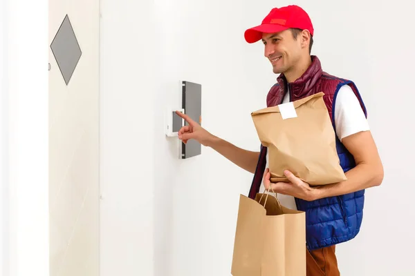 Mann Bringt Essen Wohnung — Stockfoto