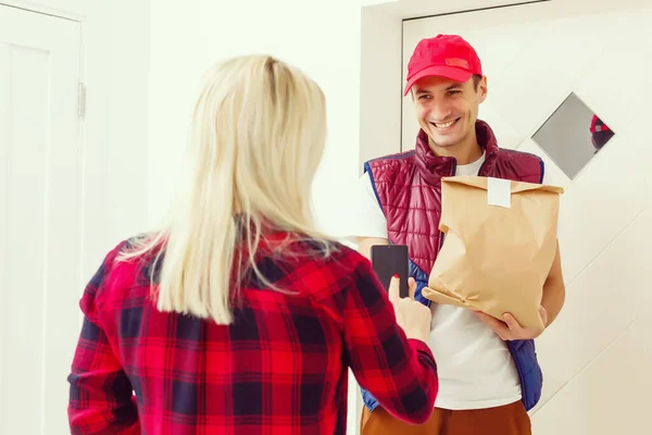 Young Handsome Man Delivering Food Apartment — Stock Photo, Image