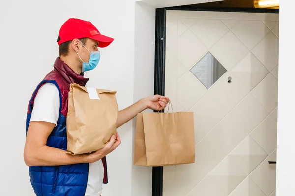 Entrega Homem Segurando Saco Papel Com Comida Fundo Branco Homem — Fotografia de Stock