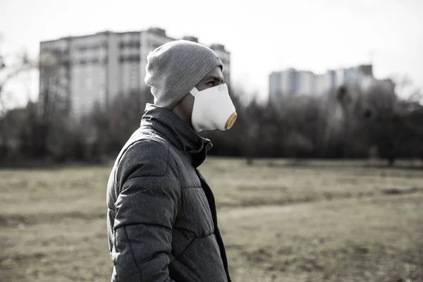 Een Man Met Een Masker Straat Bescherming Tegen Virus Grip — Stockfoto