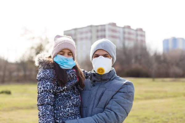 Ojciec Sobie Maskę Swojej Córeczki Aby Chronić Dziecko Przed Zanieczyszczeniem — Zdjęcie stockowe