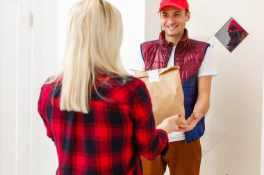 Şoför elinde kese kâğıdıyla marketten sipariş veriyor.