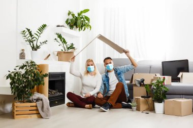 Karı koca koruyucu maske takıyor. Coronavirus. COVID-19. Evde bir karantina.