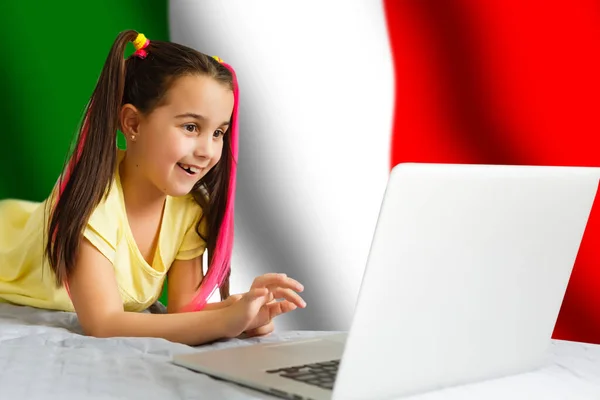Счастливая Молодая Девушка Книгами Фоне Флага Италии Концепция Изучения Изучения — стоковое фото