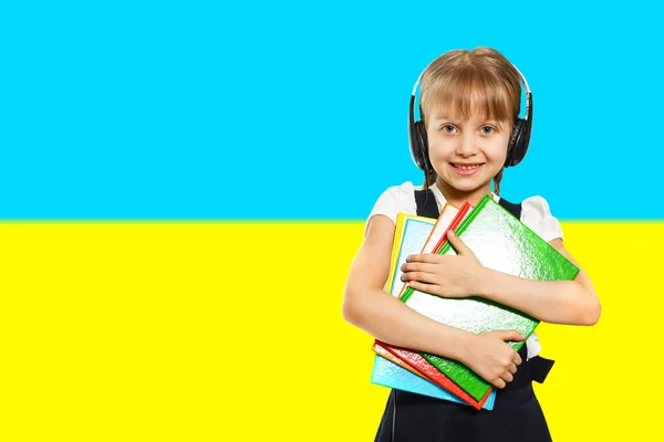 Joyeux Jeune Fille Tenant Des Livres Sur Fond Drapeau Ukraine — Photo
