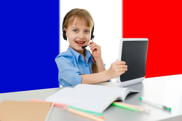 快乐的小女孩拿着书本 背景是法国国旗 语言学习和学习的概念 旅行情况 — 图库照片