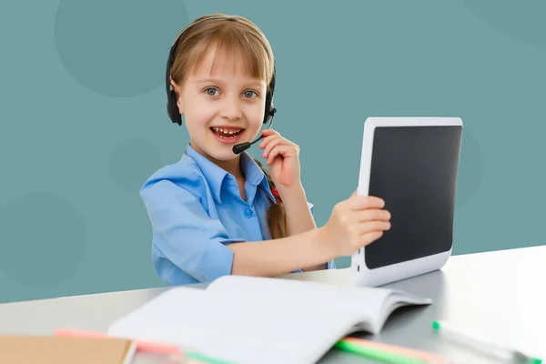 Petite Fille Mignonne Étudiant Bibliothèque Souriant — Photo