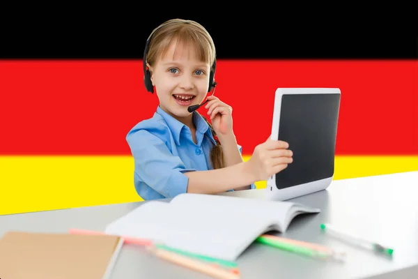 Счастливая Девушка Книгами Фоне Германского Флага Концепция Изучения Изучения Языка — стоковое фото