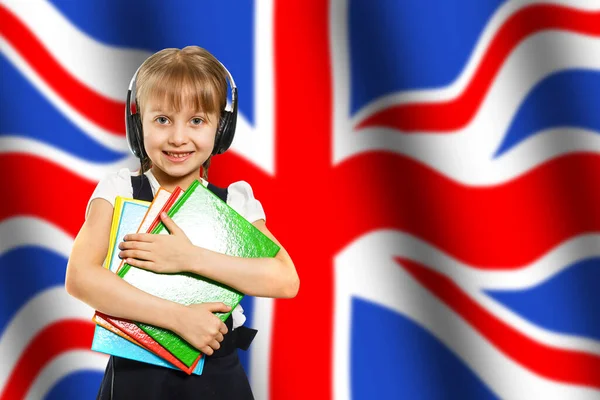 英国国旗背景上有笔记本电脑的女学生 — 图库照片